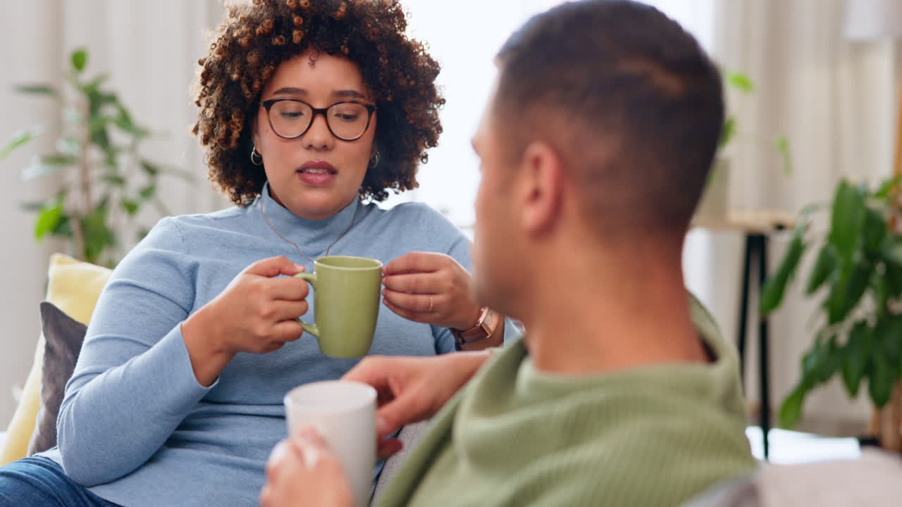 pareja feliz interracial, conversación