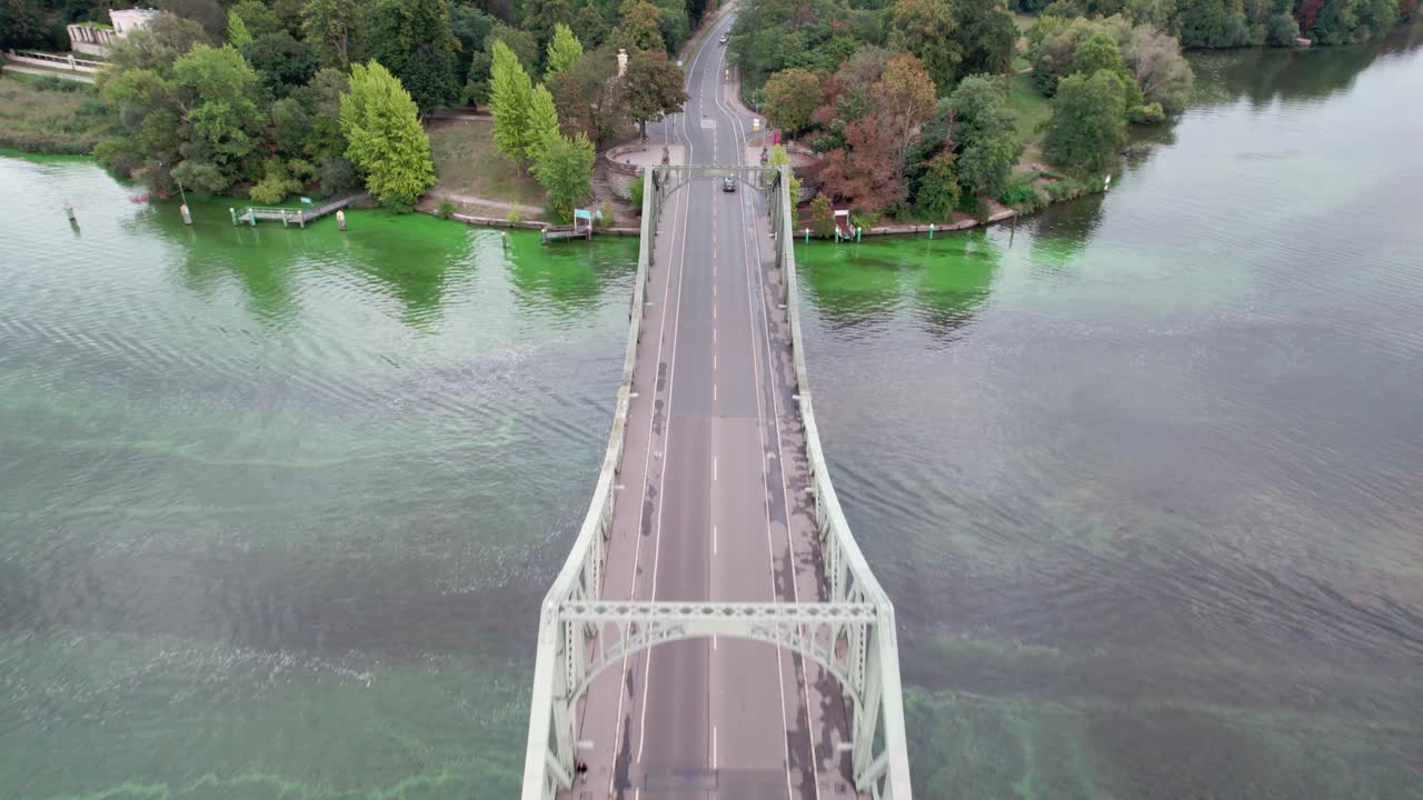 차를 따라 직진하는 다리 위로 비행