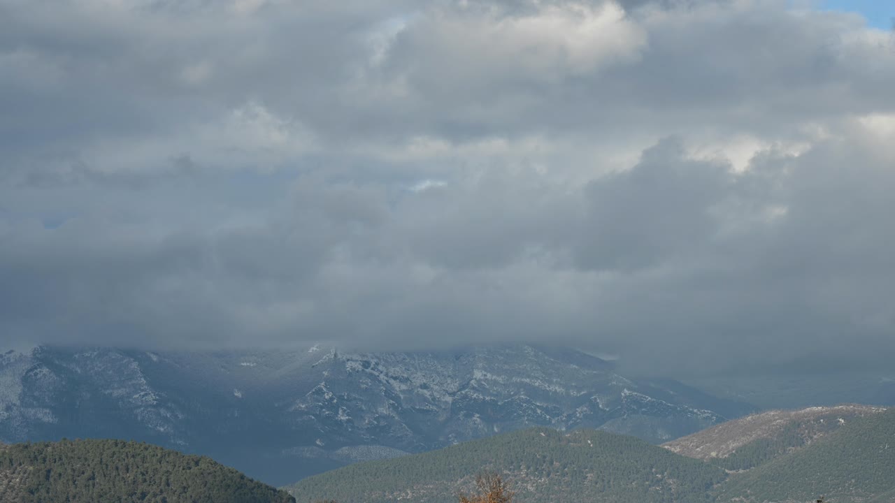 눈 인 산 위를 이동하는 큐러스 구름의 놀라운 타임 스.