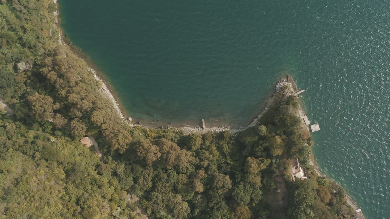perspectiva aérea superior de drones de olas rompiendo en las orillas del lago atitlán, guatemala
