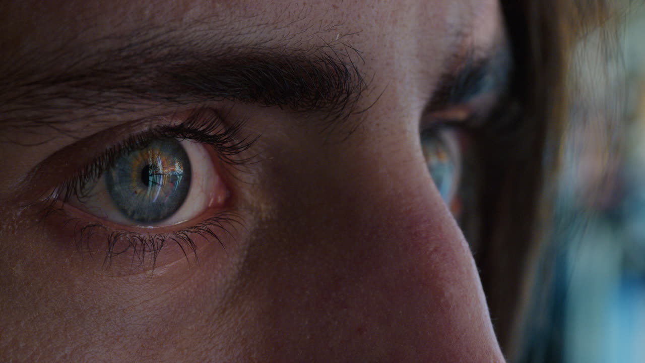 красивые макро глаза смотрят на городские огни, отражающиеся на радужной оболочке красивого городского горизонта ночью.