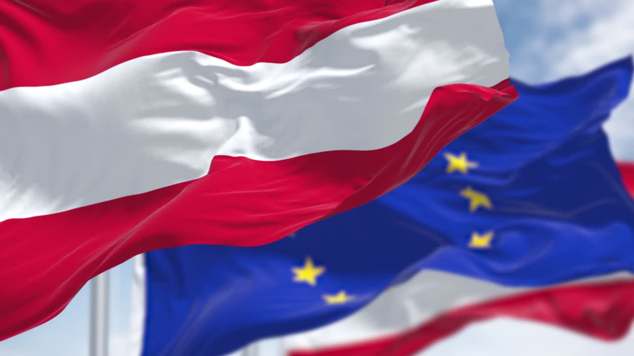 불투명한 유럽 연합 발과 함께 바람에 흔들리는 오스트리아의 국가 발의 끊임없는 느린 동작 루프