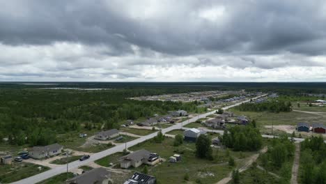 Una-Toma-Aérea-En-Movimiento-De-Un-Dron-De-Una-Zona-Residencial-En-El-área-De-La-Nación-Cree-De-Easterville-Y-Chemawawin-Durante-Los-Meses-De-Verano-Y-La-Temporada-Nublada