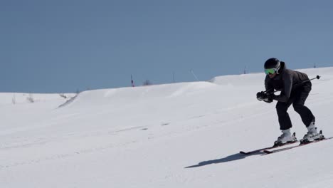 Skifahrer-Skifahren-Auf-Der-Buckelpiste-In-Zeitlupe