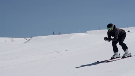 esquiador esquiando en la ladera mogul en cámara lenta