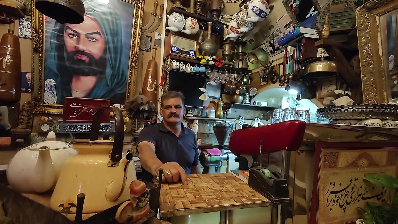 Uomo di mezza età che lavora in una tradizionale casa da tè iraniana.