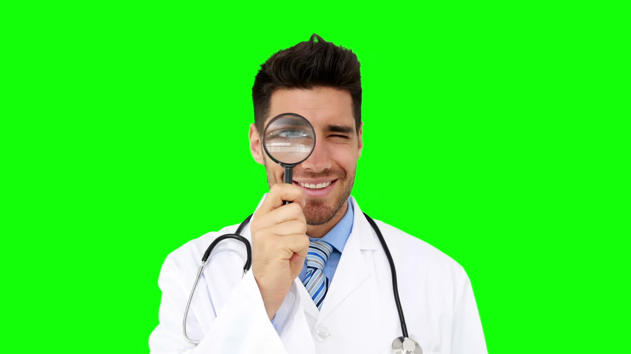 joven médico mirando a través de una lupa