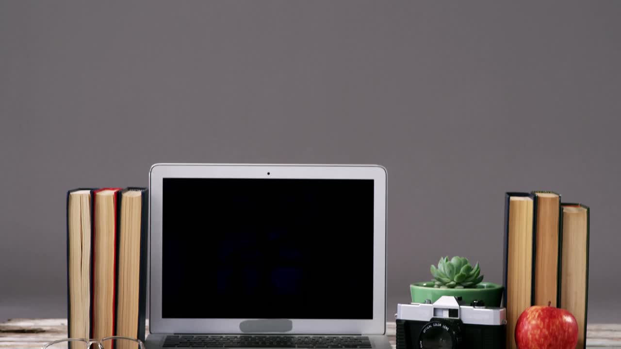 노트북, 책, 카메라, 사과, 안경