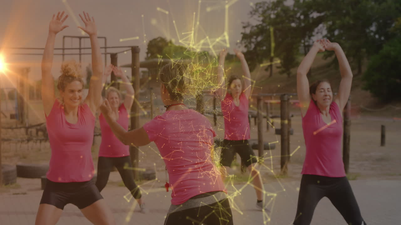 animación de formas sobre mujeres diversas en ejercicios de carrera de obstáculos.