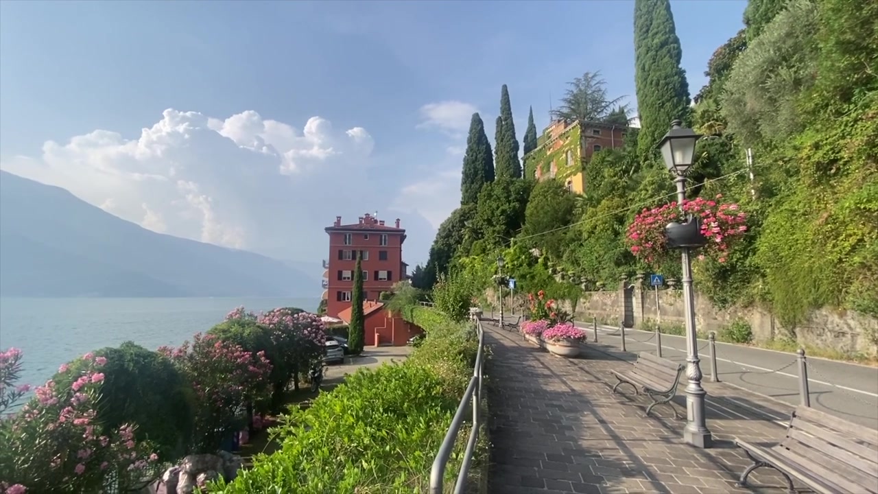 Lungolago della città di Bellano sulla sponda orientale del Lago di Como, Italia.