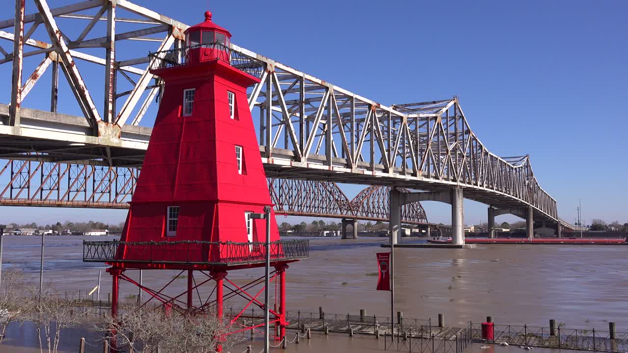 모건 시티 루이지애나의 atchafalaya 다리와 가드 하우스를 따라 높은 물