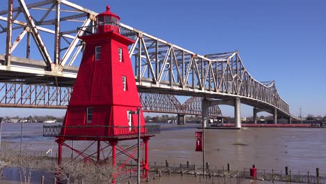 Agua-Alta-A-Lo-Largo-Del-Puente-De-Atchafalaya-Y-La-Casa-De-Guardia-En-La-Ciudad-De-Morgan,-Louisiana