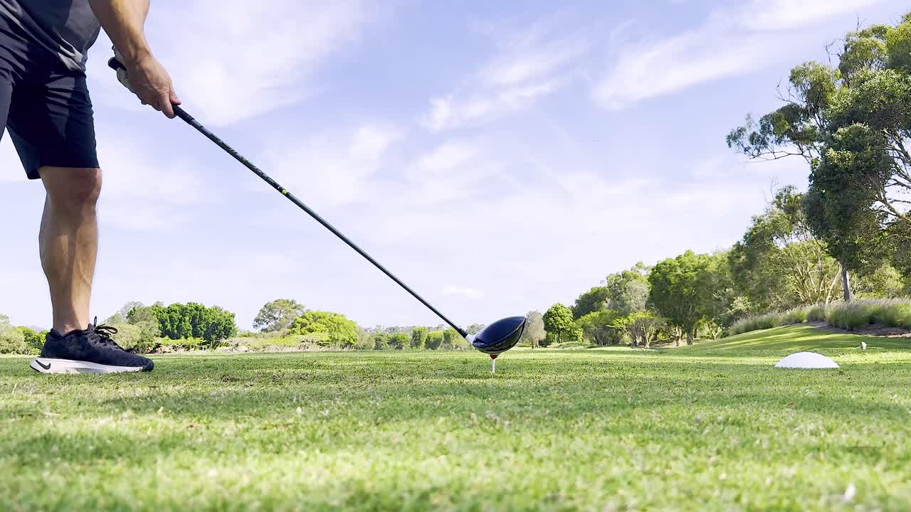 골퍼 가 은 날 스 을 연습 하고 있다