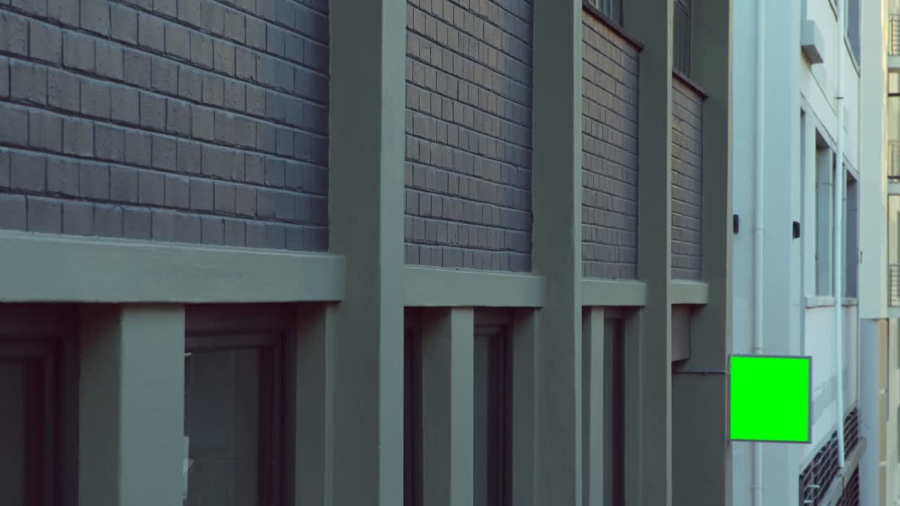 led hoarding en el exterior del edificio en la calle 4k de la ciudad