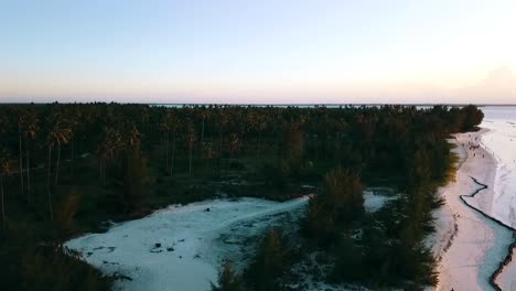 increíbles avances lentamente se levantan disparados por drones al atardecer con largas sombras