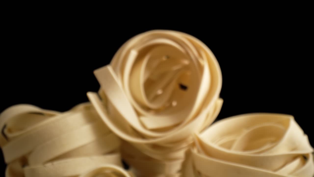 Vídeo macro com zoom de rolos de massa tagliatelle italiana