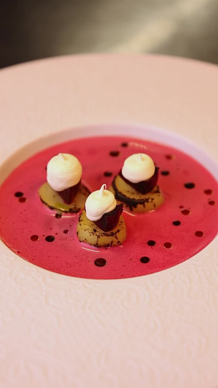 Zuppa di barbabietole con guarnizione da dessert