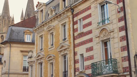 elegante arquitectura francesa en caen con intrincadas fachadas y balcones