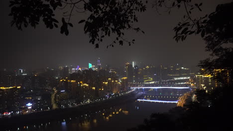 la vista de la ciudad en la noche es rápida