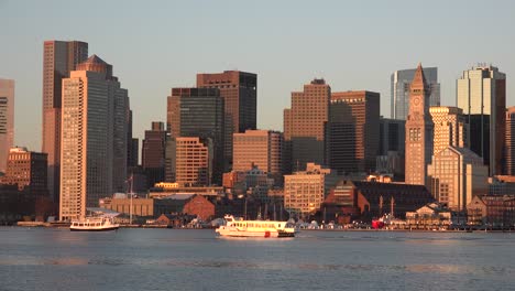 Skyline-Von-Downtown-Boston,-Massachusetts-Mit-Wassertaxi-Bei-Sonnenuntergang-Oder-Sonnenaufgang-3