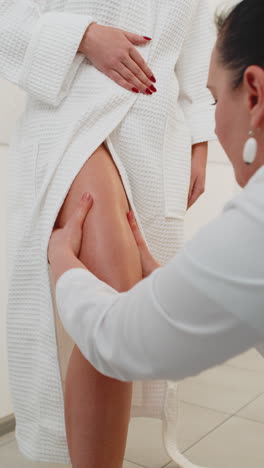 terapeuta experimentado médico haciendo mujer relajante spa anticelulitis piernas tratamiento manos masaje