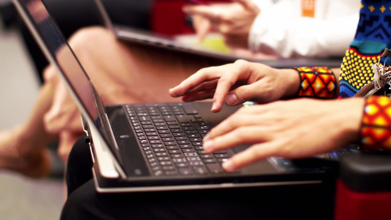 estudiantes en conferencias escribiendo en el teclado de una computadora portátil, conferencia pública
