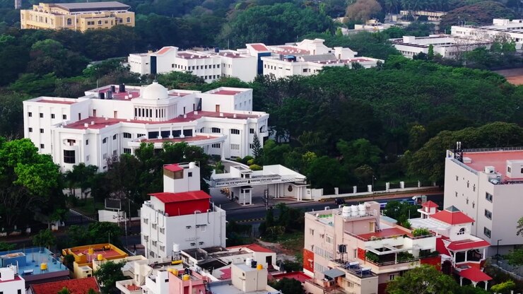 Ingresso dell'Università Aperta Statale del Karnataka con KSOU VIGNANA BHAVAN e il Centro per la Scienza e la Tecnologia dell'Informazione a Mysuru, Karnataka, India. Di giorno, ripresa a semicerchio, ripresa con drone, 4K.