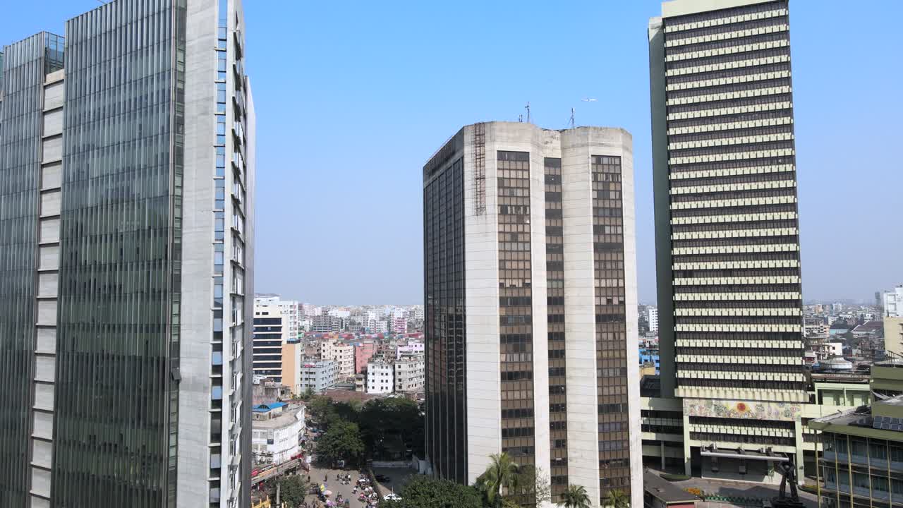 vista aérea de alto ángulo de la ciudad de dhaka, bangladesh, altos edificios financieros en un día soleado. el horizonte de la cidade de dhaka. los rascacielos de la ciudad.