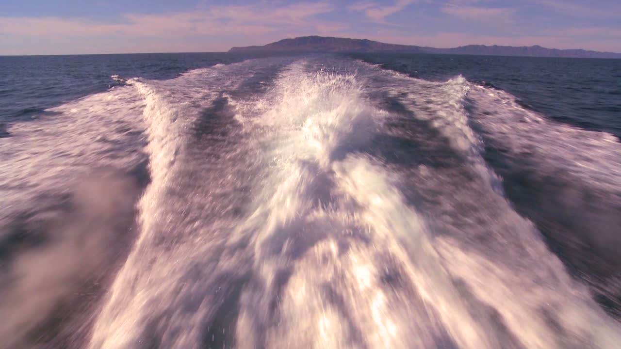 캘리포니아 산타바바라 바다를 가로질러 자동차를 몰고 다니는 보트 뒤에서의 pov