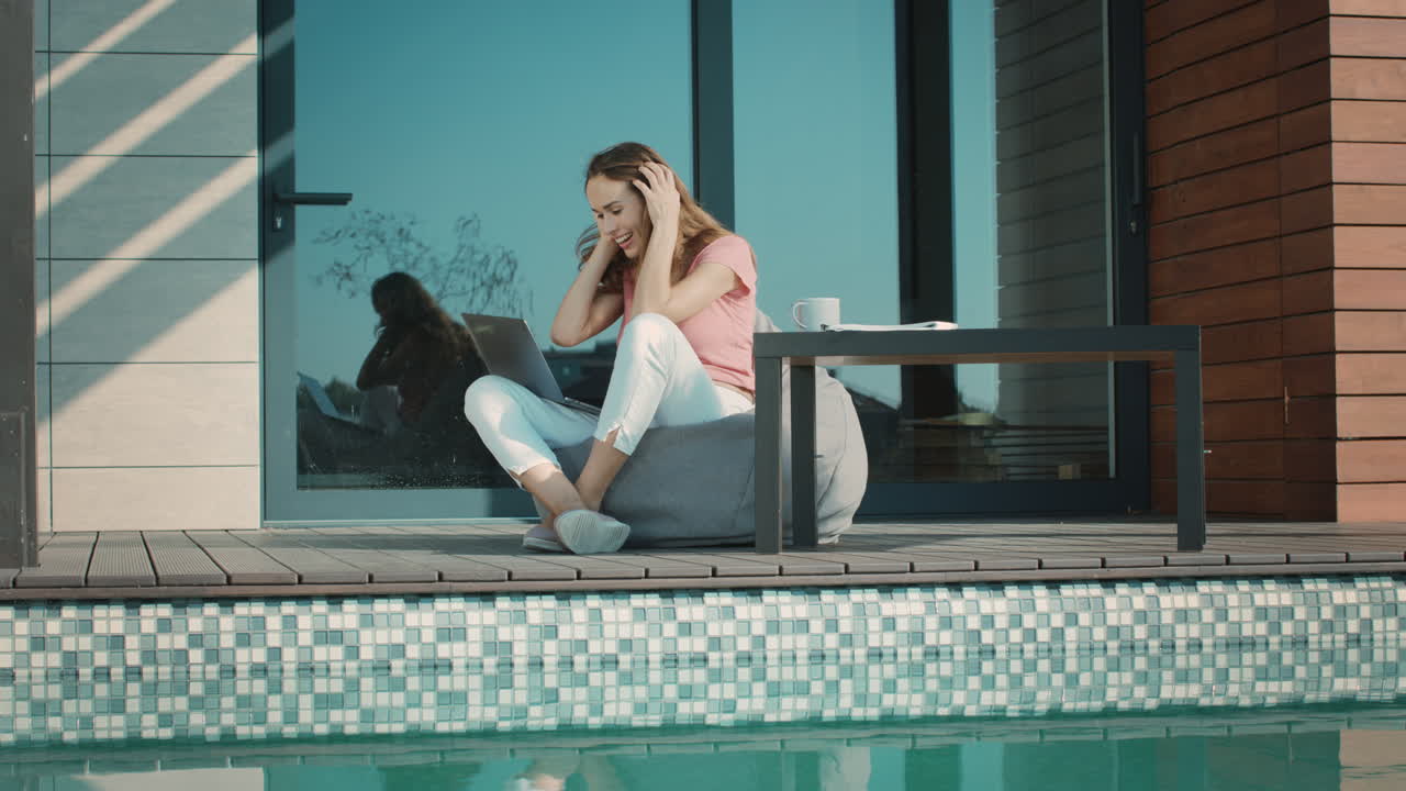 mujer alegre hablando en línea