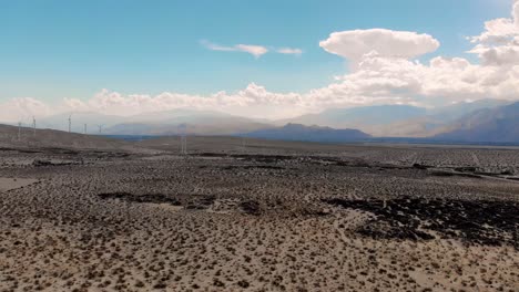 Empuje-Lento-Hacia-Arriba-Sobre-Molinos-De-Viento-Del-Desierto-Y-Drones-De-Montañas-Cerca-De-Palm-Springs