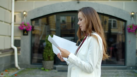 excited woman enjoy success at city street. focused businesswoman