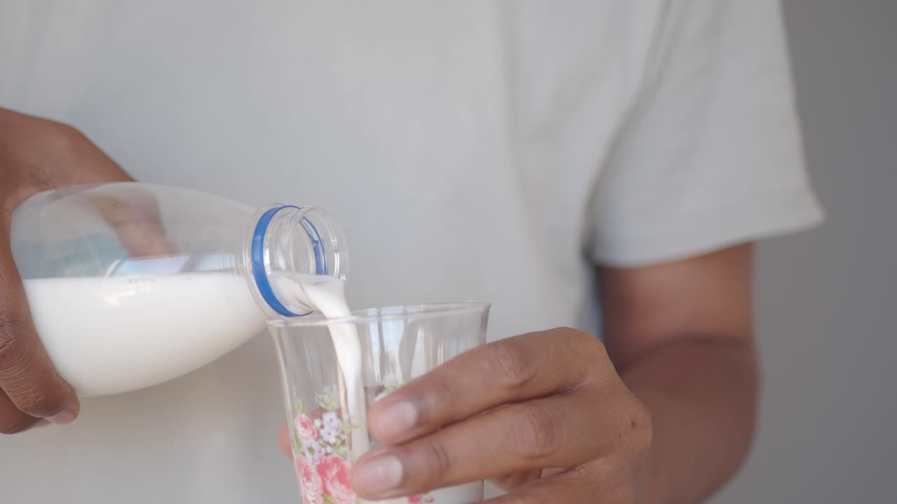 vertiendo leche en un vaso