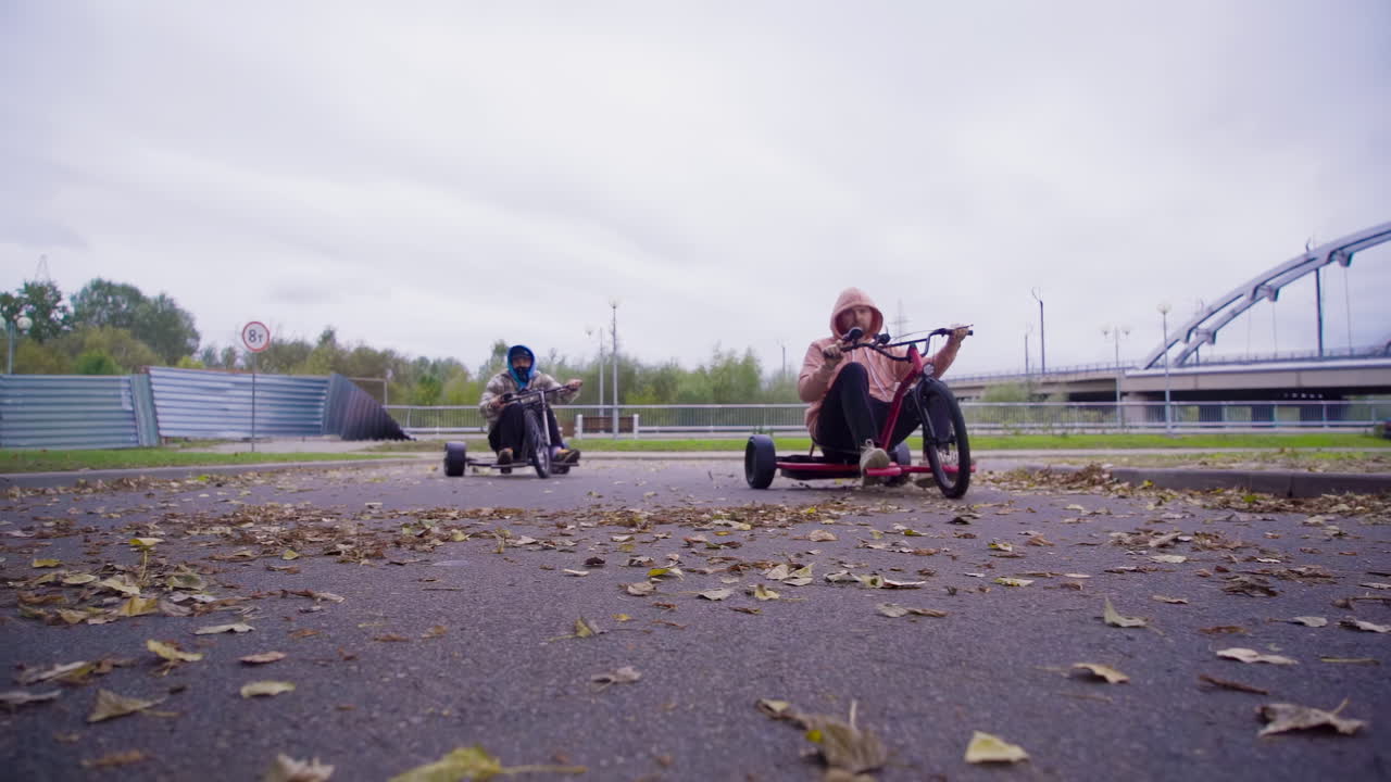 삼자전거에서 흥미진진한 동적 드리프트 타기