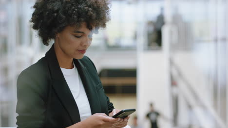 hermosa mujer de negocios de raza mixta que usa un teléfono inteligente enviando mensajes de texto en el teléfono móvil enviando correos electrónicos comunicación en red en línea en el trabajo en la oficina