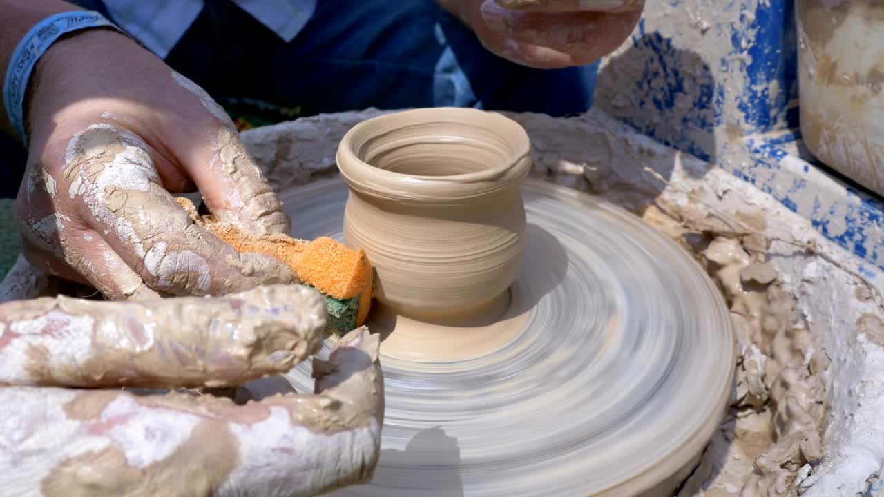 목공의 손과 목공의 바에 있는 진 비.