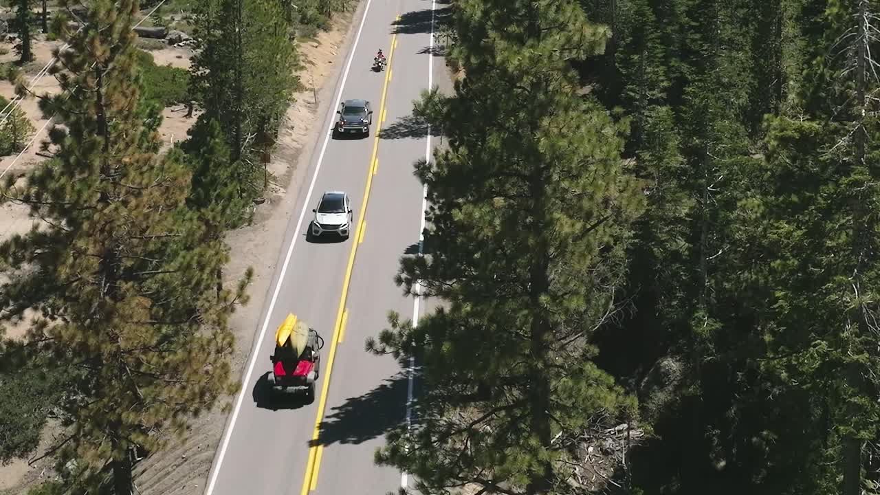 Viajar por la carretera junto al lago Tahoe en verano, rodeado de árboles