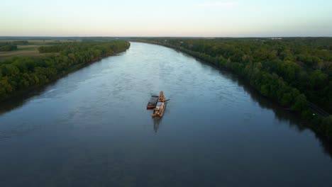 Vista-Aérea-Con-Vistas-A-Una-Draga-Limpiando-El-Río-Missouri,-Tarde-Soleada-En-Estados-Unidos