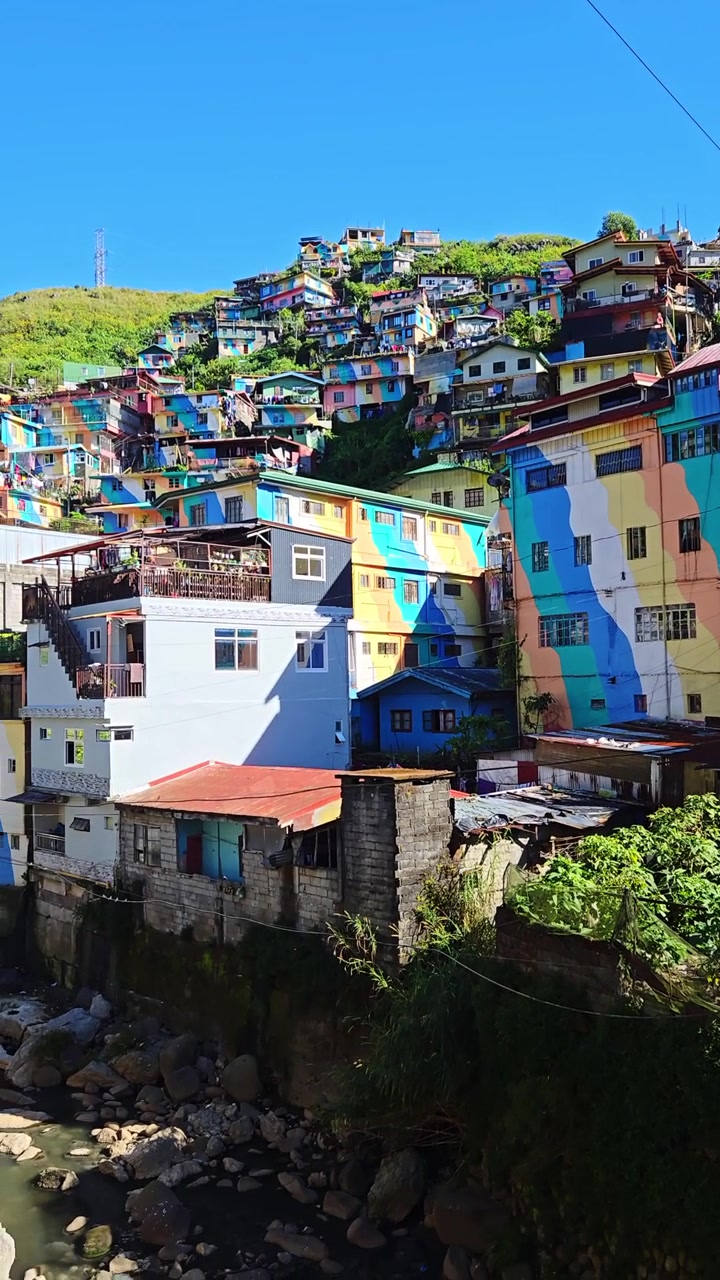 Panoramica verticale da destra a sinistra, Valle dei Colori a Baguio, Benguet, Filippine.