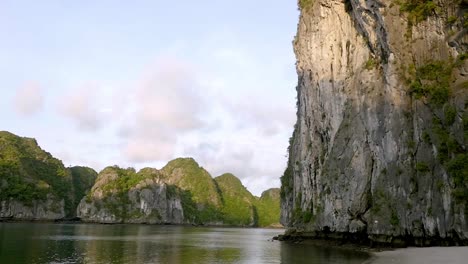 Ha-Long-Bucht,-Vietnam---Schöne-Flache-Lagune-Mit-Blick-Auf-Die-Hohen-Felsklippen,-Die-Sie-Umgeben---Schwenkaufnahme