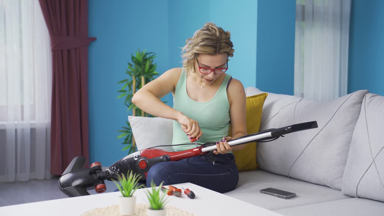 la mujer tratando de arreglar el artículo roto.