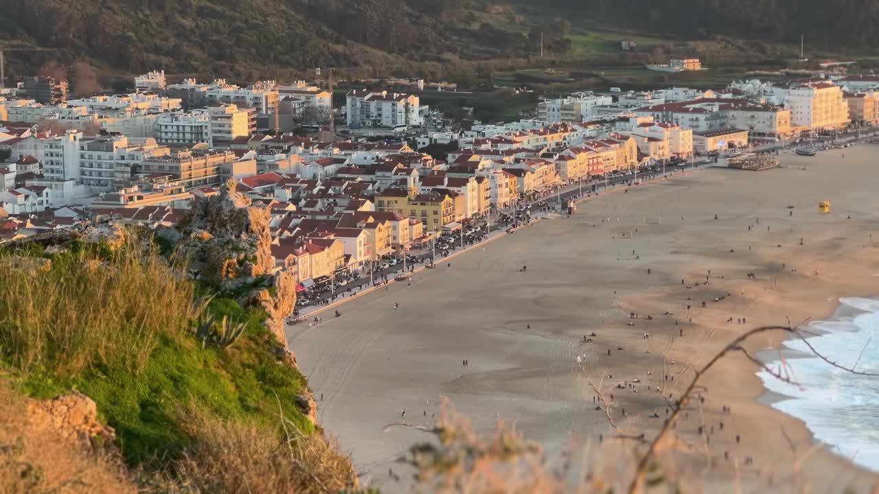 La spiaggia del sud a Nazaré, dal punto panoramico del faro