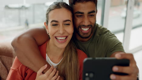 Amor,-Selfie-Y-Sonrisa-Con-Pareja-En-El-Sofá