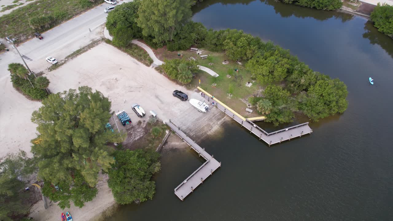 높이에서, 당신은 아름다운 해안선과 함께 물체의 아름다운 전망을 즐길 수 있습니다, 양쪽에서 물로 둘러싸여 있고 부두가 있습니다