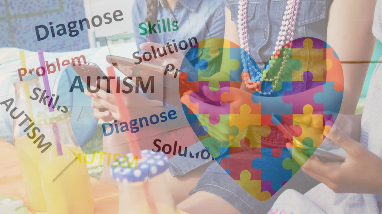 스마트 폰과 노트북을 사용하는 친구들을 통해 다채로운 퍼즐 조각의 애니메이션 심장 및 자폐증 텍스트