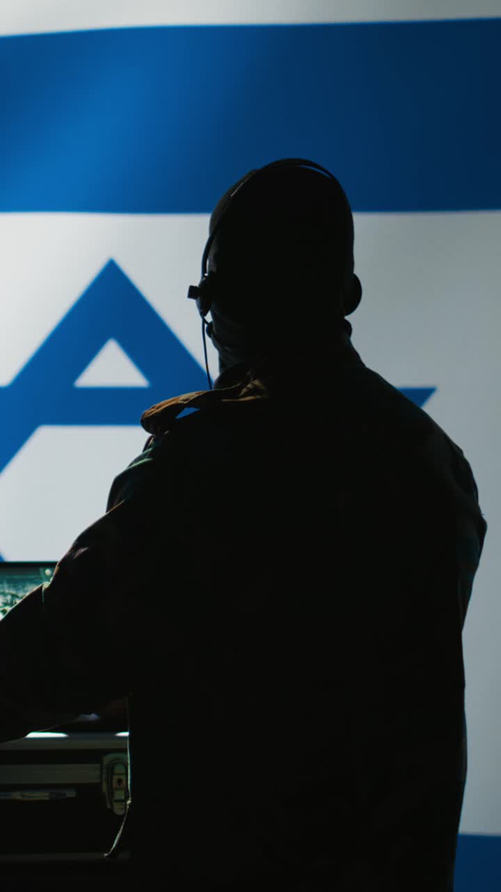 Video verticale: dispacciatore militare israeliano che lavora per il Mossad gestendo reti di trasmissione.