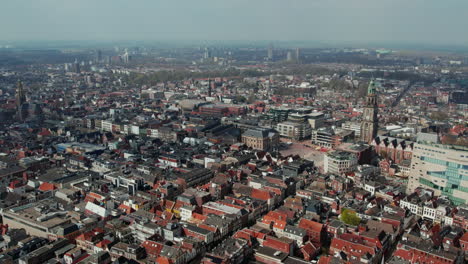 vista aérea panorámica del paisaje urbano de groningen con monumentos arquitectónicos en el norte de los países bajos