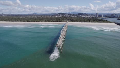 Mezcla-De-Arena-Y-Agua-Que-Se-Descarga-A-Través-De-Una-Instalación-De-Derivación-De-Arena-De-Tweed-En-Un-Embarcadero-En-La-Playa-De-Letitia-En-Fingal-Head,-Nsw,-Australia