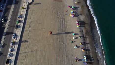 Drohnenaufnahmen-Drehen-Sich-Langsam-Um-Einen-Kleinen-Turm-Am-Strand