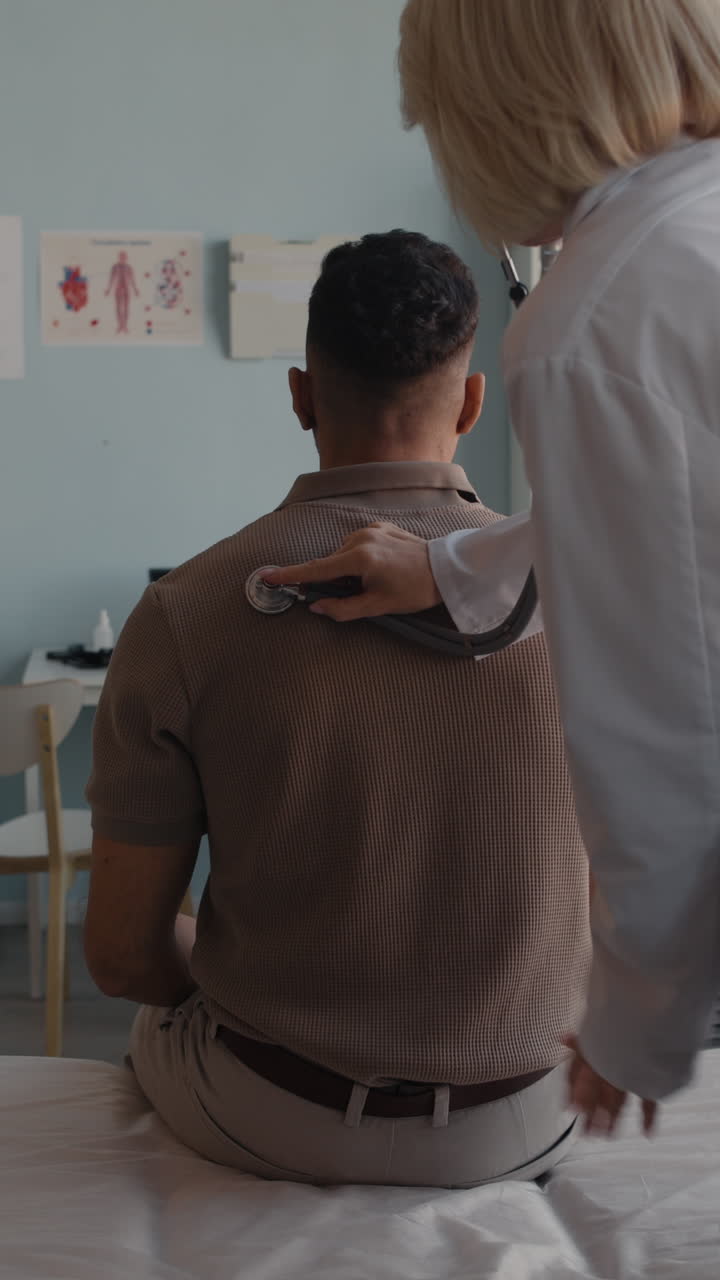Medico che esamina paziente con lo stetoscopio